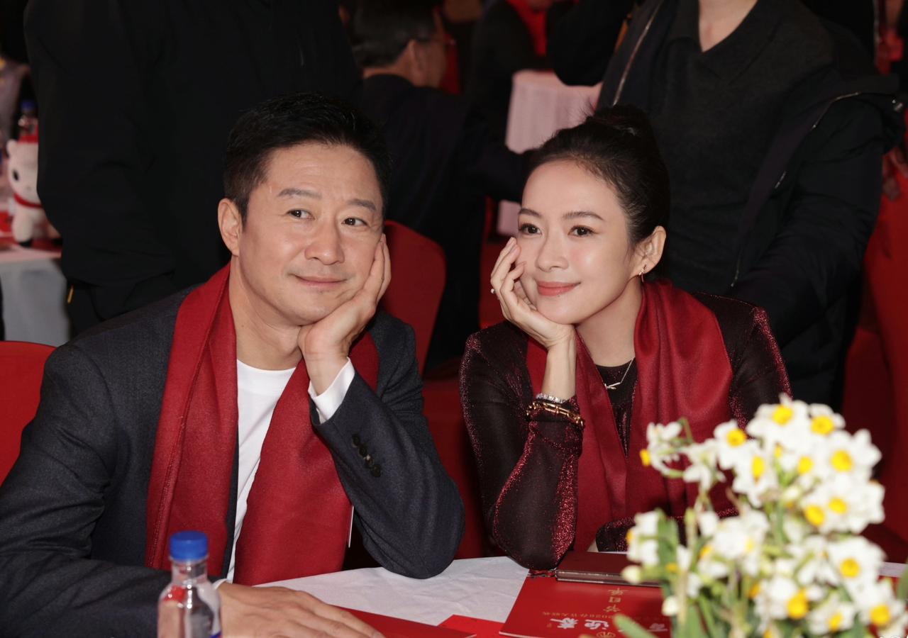 章子怡现身百花新春晚会，状态好到发光！一袭酒红长裙配大红披巾，身材苗条，小脸紧致