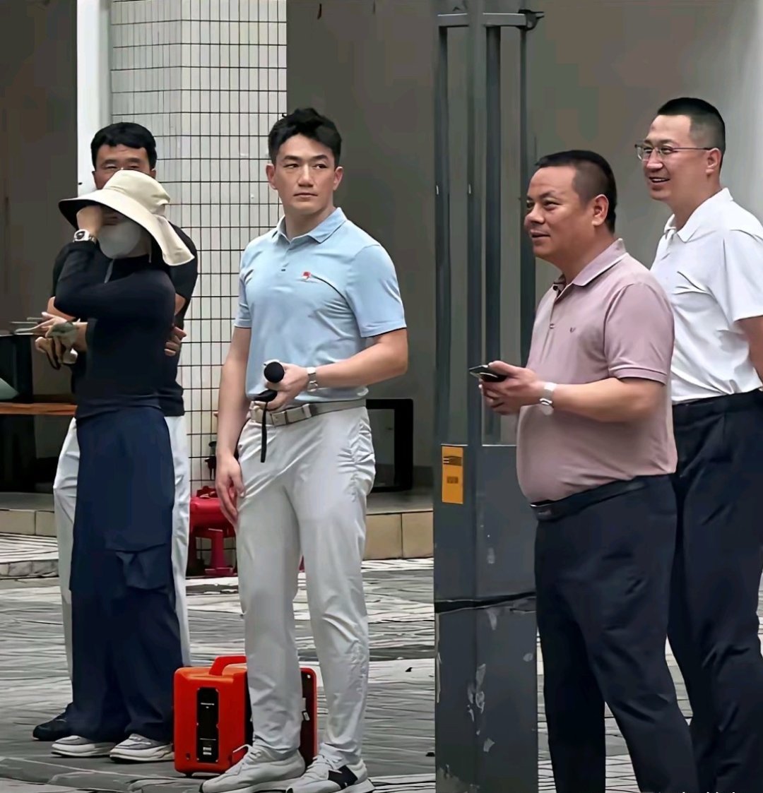 偶遇张馨予老公，这看着跟旁边人气质都不一样啊 