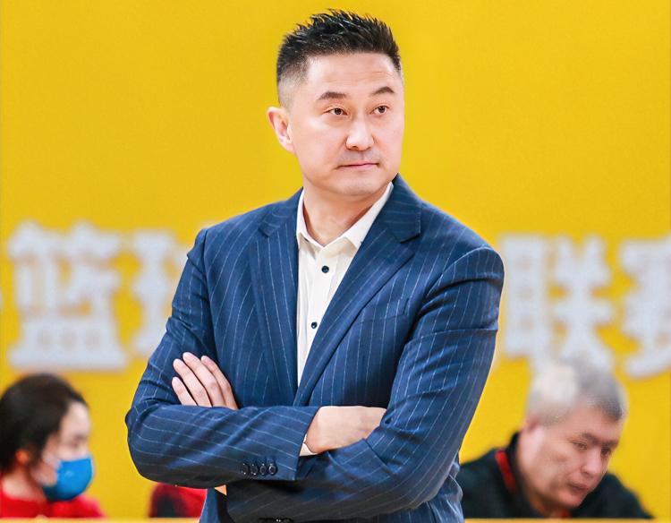 朱芳雨：杜指导，篮板25-49被爆成筛子，赛季被上海三杀，这也太窝囊了吧？？？