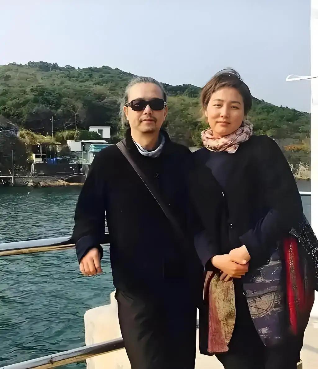 优雅的自然老去，其实也挺好。张延和她丈夫看起来自然又恩爱。