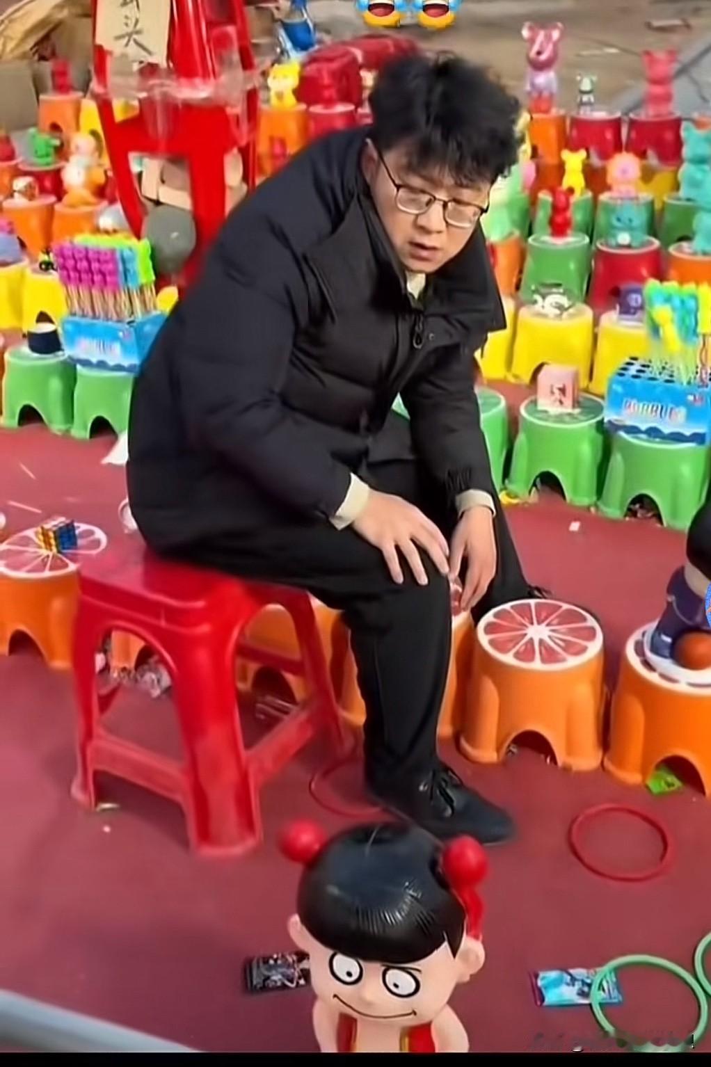 当两个倔强的好人碰在一起，满满的都是大爱！

顾客太执着，老板太善良！

套圈大