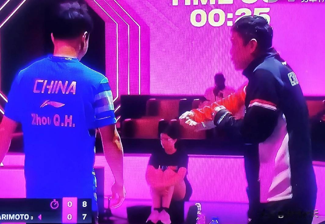 周启豪遇到“”教唆”：跟他拼了。
不是玩笑。周启豪和张本智和正在比赛，第一局被张