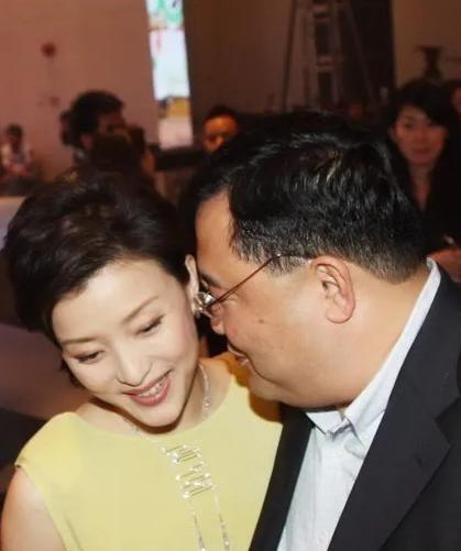 1994年，富豪吴征斥资500万买下一艘游艇，把有夫之妇杨澜邀到游艇大胆表白，杨