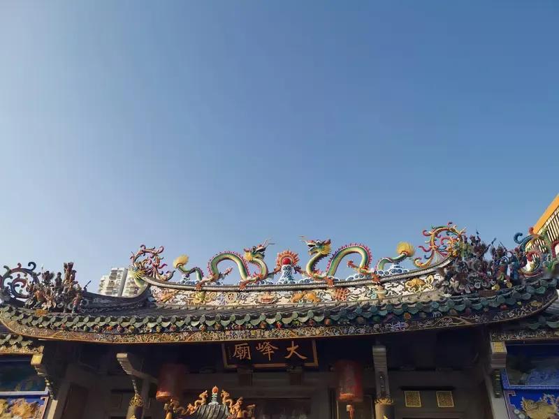 历史上，潮汕地区人多地少、生存资源匮乏。潮汕地区能有如今的成就，得益于海外侨胞多