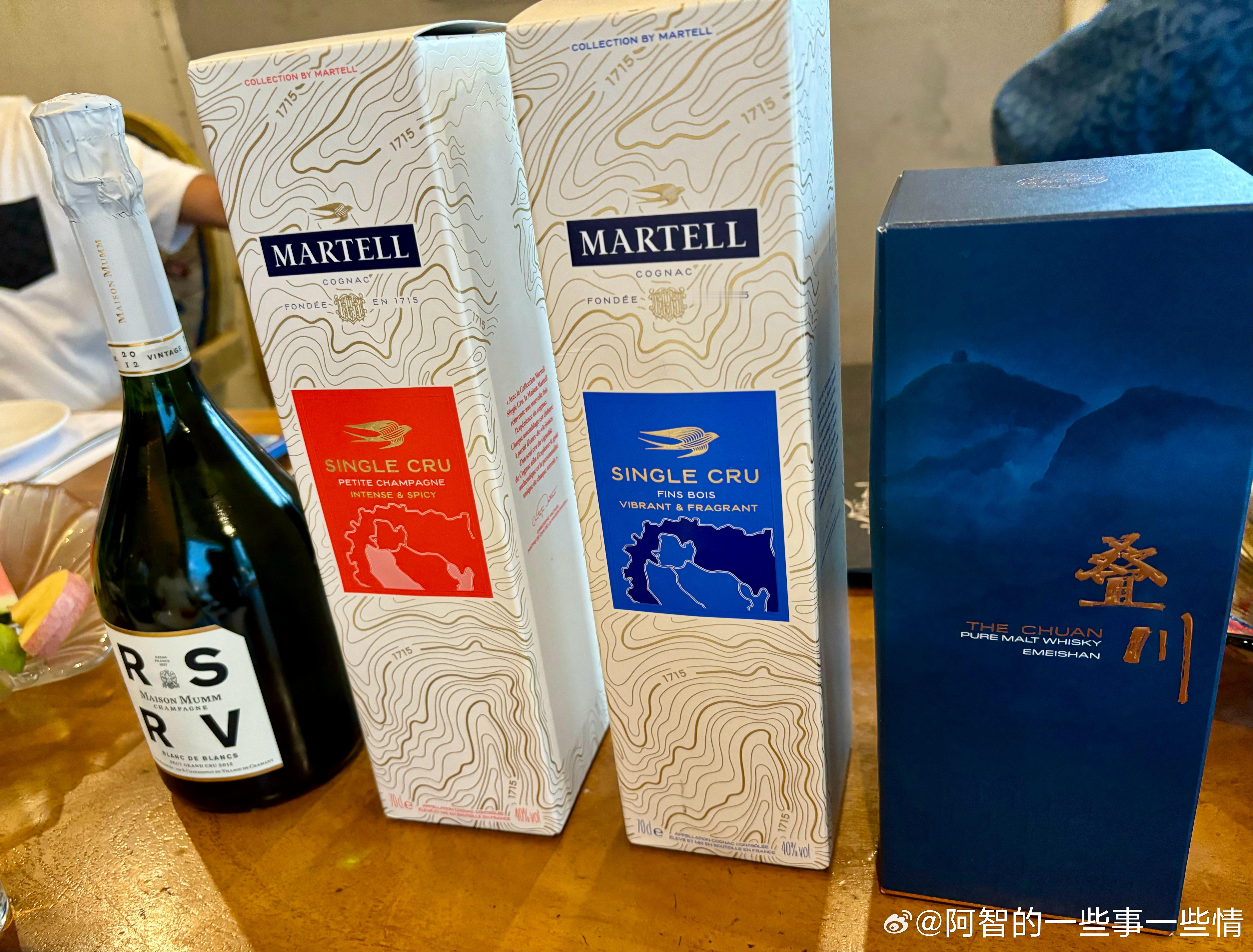 昨晚这四款酒，都是第一次品尝。尤其要说一说的是图右四的叠川，这款威士忌完全中国麦