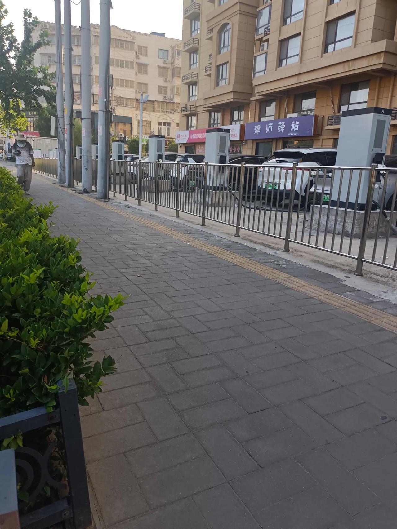 安静的路上
稀稀拉拉几个人
小城市在没落