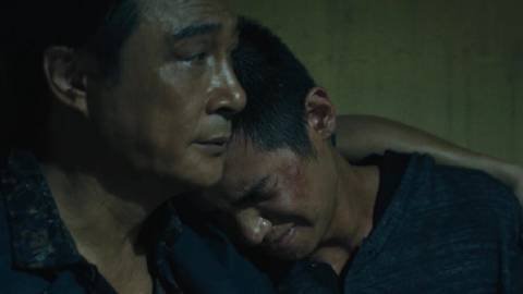 尤其在他无力地倒在父亲怀里失声痛哭的情节，生动刻画了一个内心世界支离破碎的形象。