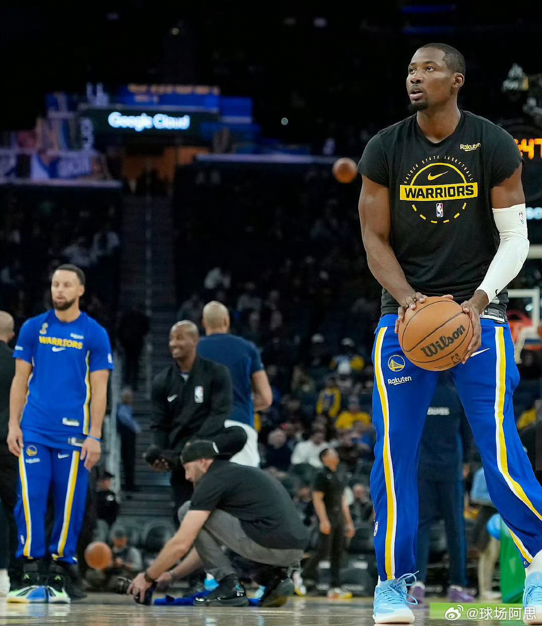 美国时间1月15日时间一到，交易冷冻期被解除的乔纳森·库明加立刻向勇士队提出了交