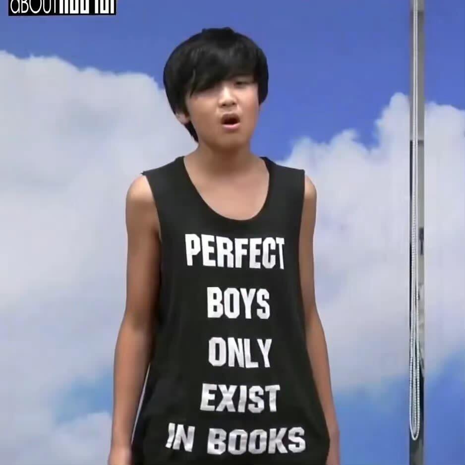 我不行了原来早有预告。。。。“Perfect boys only exist i