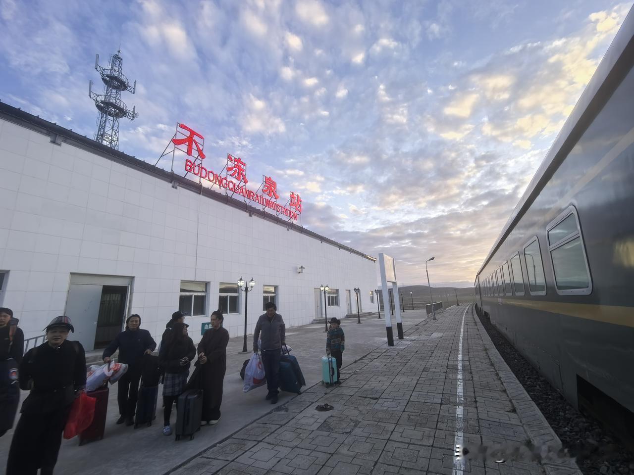 不冻泉站，去年开通的青藏铁路乘降所，今天乘坐的Z8991，在不冻泉站下车 17人
