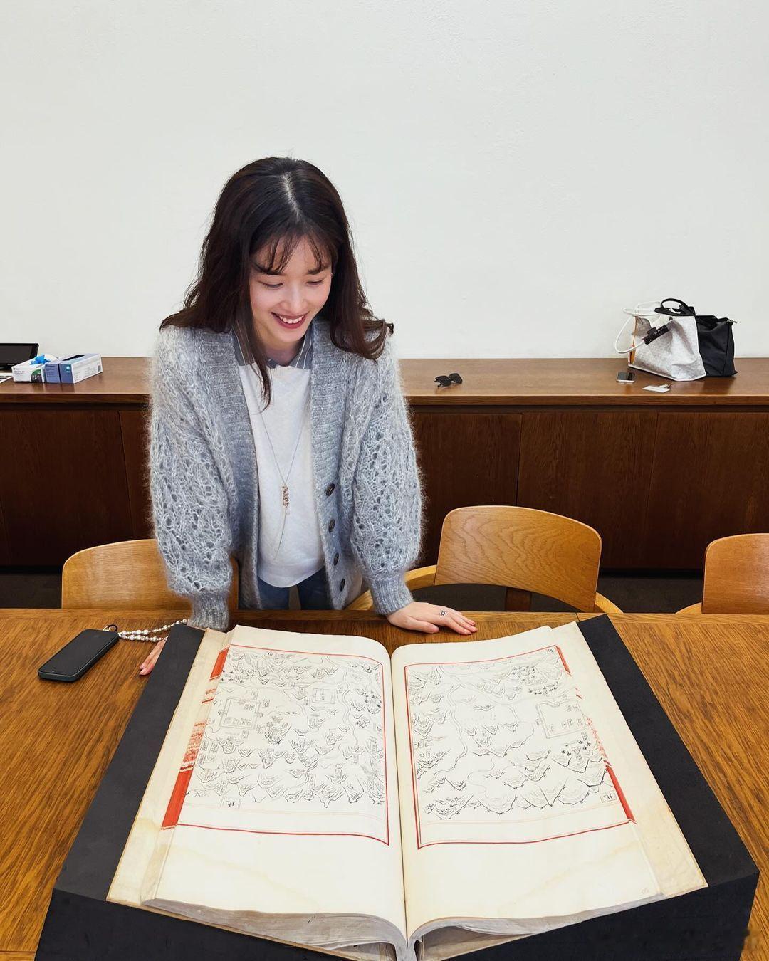 章泽天参观牛津大学图书馆，清新穿搭美翻，见到中国书籍满眼放光 ​​​