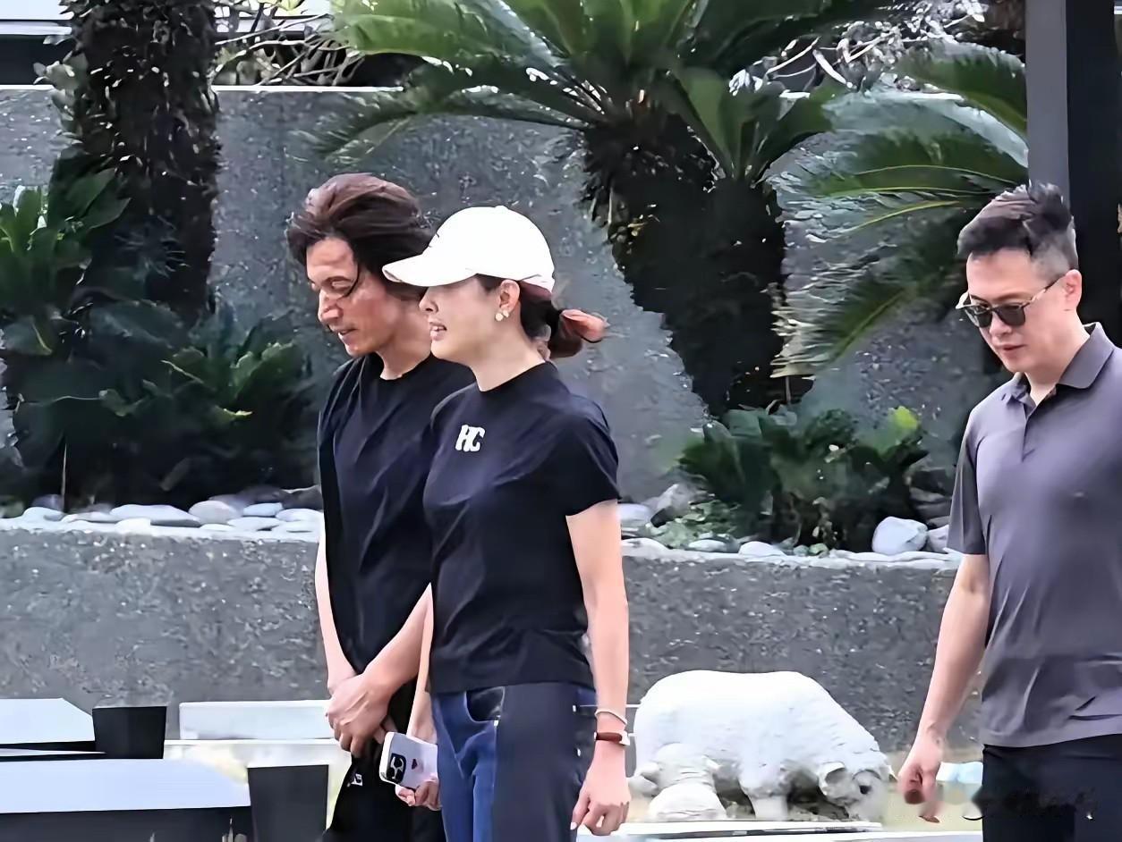 近日言承旭拍到现身金宝山墓地看望大S，当天他身穿黑衣，满脸忧伤，神情惆怅，站在墓