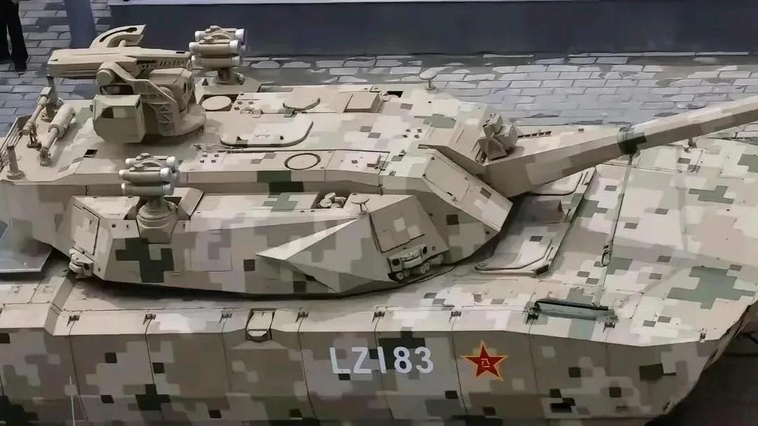 传统坦克讲究的是，火力、机动、装甲，而新一代坦克的要素是，火力、机动、信息化，当
