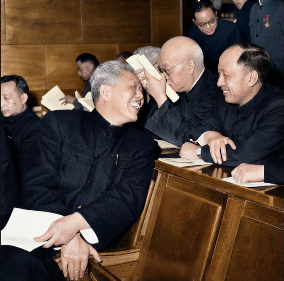 1956年，北京，全国政协二届二次会议上，中国科学界两位泰斗在会议休息时的轻松交