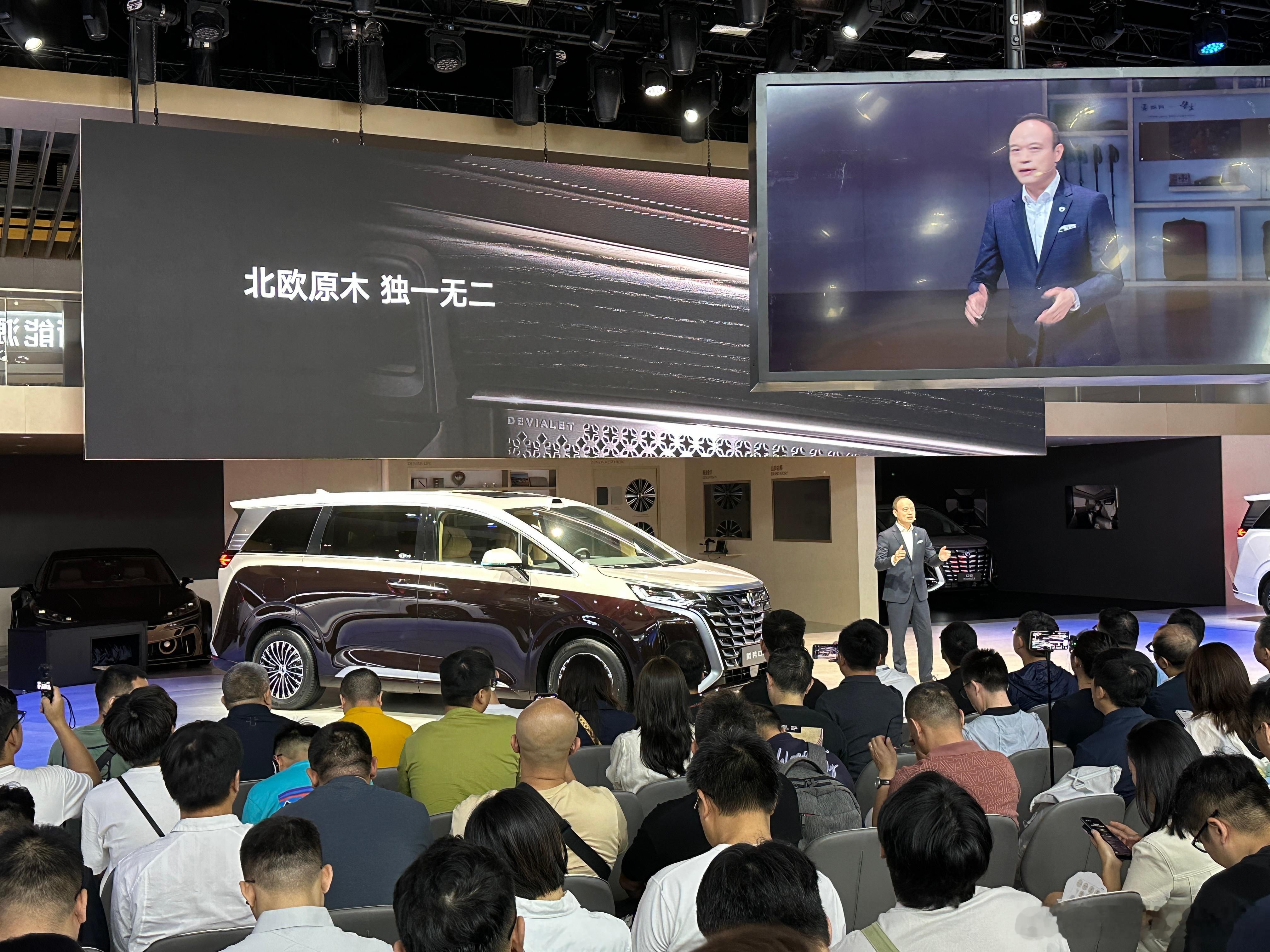 2025成都车展腾势D9旗舰之上再造至尊腾势展台全是D98月29日，在成都车展上