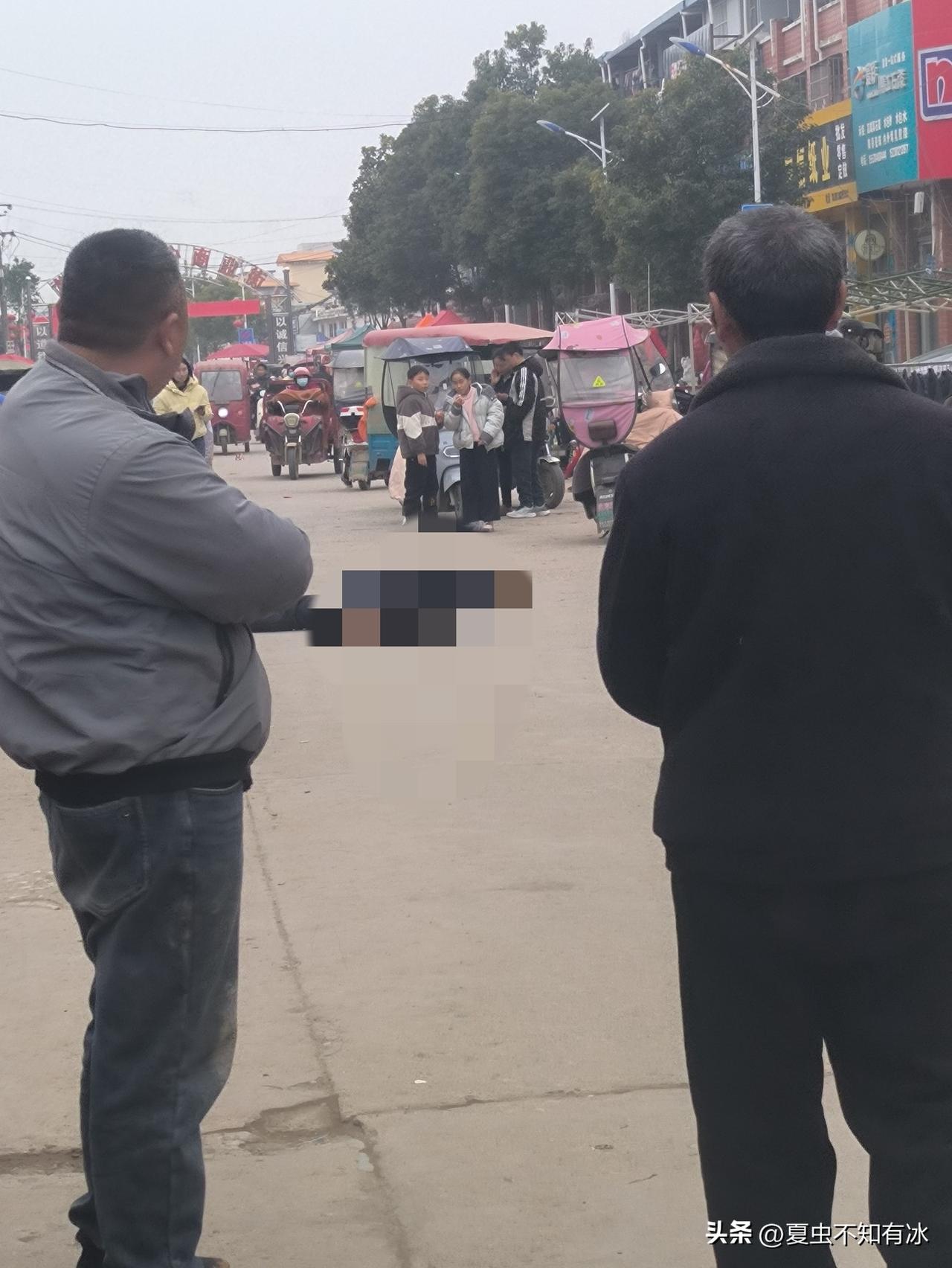 多年前，我和一位朋友来到一条乡村街道，恰逢赶集日，街上人潮涌动。我俩都骑着自行车