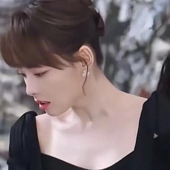 小美结婚多年，原本家庭和美，孩子上学后她进厂打工，遇到了年轻组长小帅。对方又是请