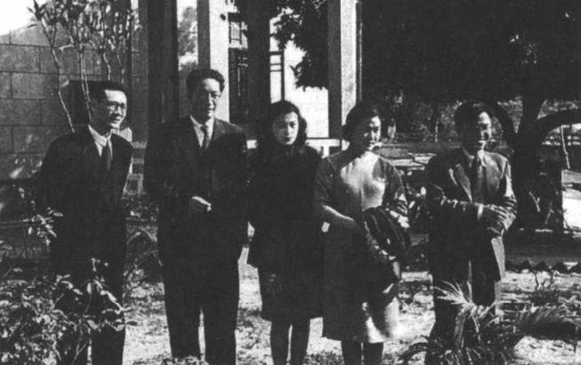 在香港。右起:曹禺、张瑞芳、郑振铎的女儿、郑振铎。