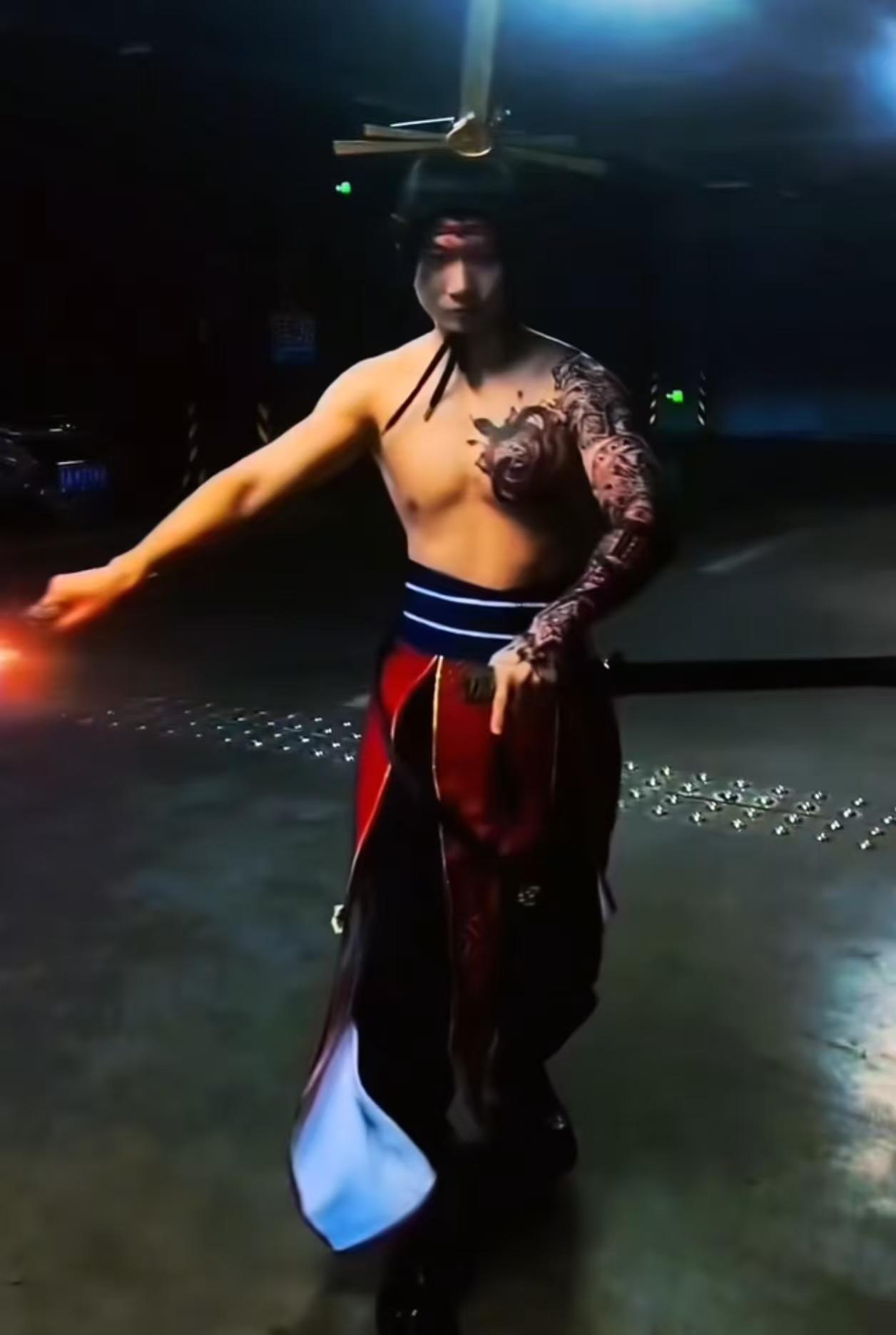 业余时间经常参加志愿者活动，是个有十分有爱心的大男孩。

而且十分有责任心，在疫