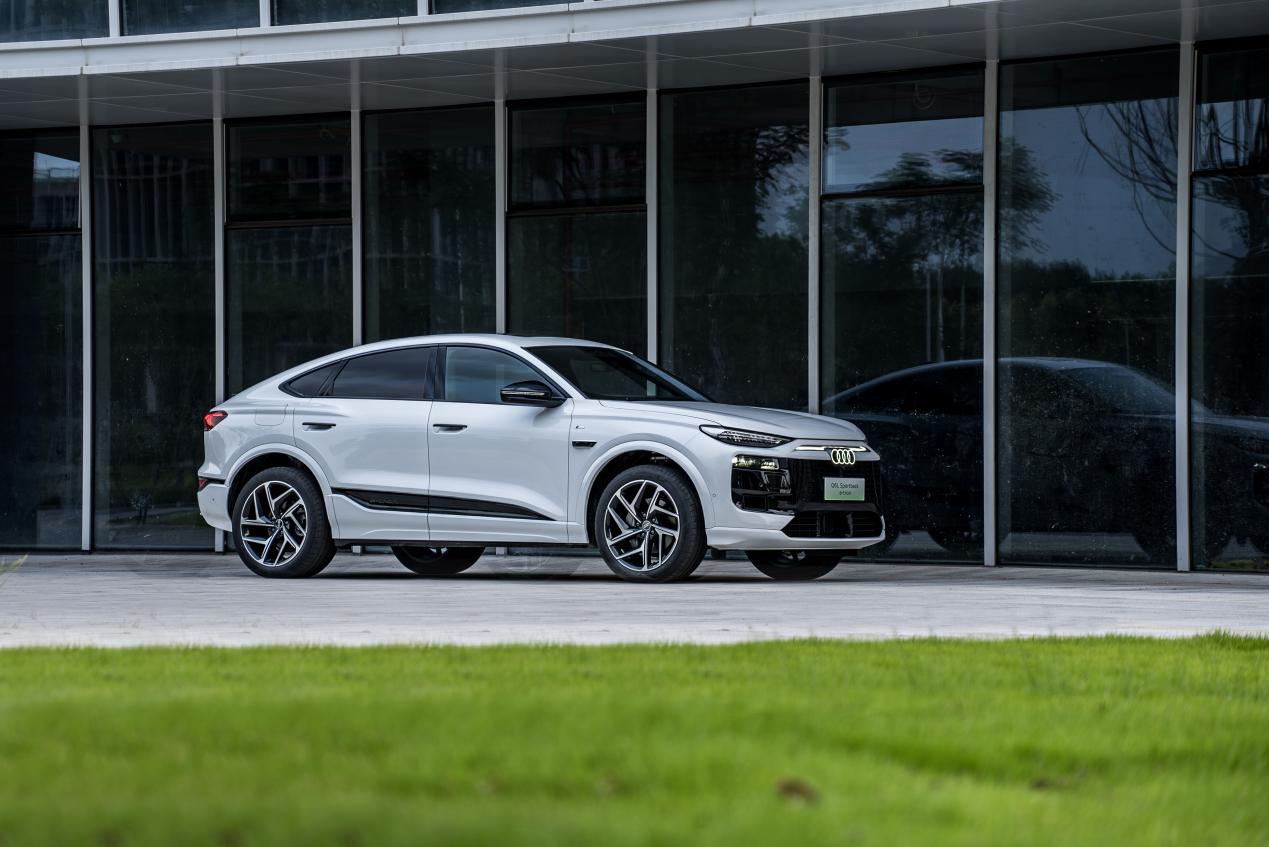 在燃油车时代，奥迪曾用“加长”满足了中国用户的用车需求，并带动了整个行业的“加长