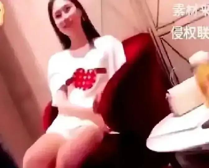 太古里Gucci门口，一姑娘举着手机对男的吼：拉黑我？

五万二红包先补上。
