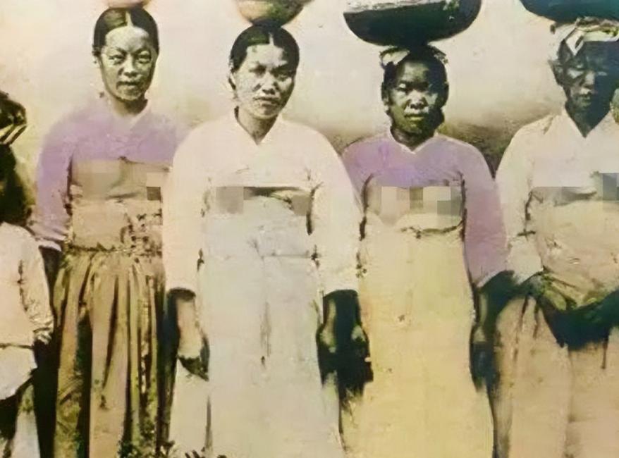 1890年，在日本，妇女们干活时竟然“袒胸露乳”，这让我感到非常惊讶和困惑。我想