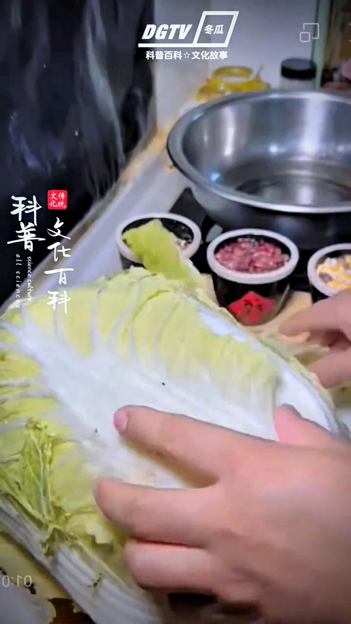 30秒教你做酸菜。
·大白菜切掉根部，扒掉外边老帮，改刀切成均匀的丝。
·按照五
