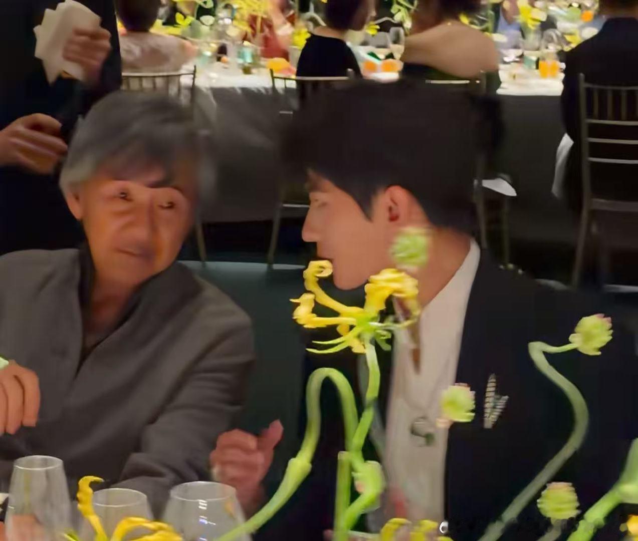 杨洋林子祥同框杨洋林子祥同框！杨洋林子祥热聊
