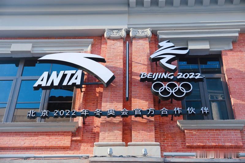 谷爱凌的商业合作那可太多了。运动品牌方面，她和安踏合作，为其带来了极高的关注度，