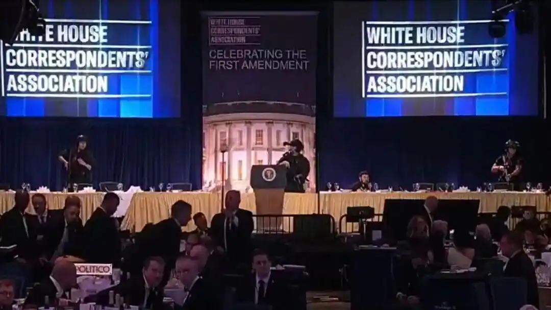 不得不说，特朗普是真爷们！在枪手刚被击毙之后，特朗普在白宫记者晚宴上重返舞台，并