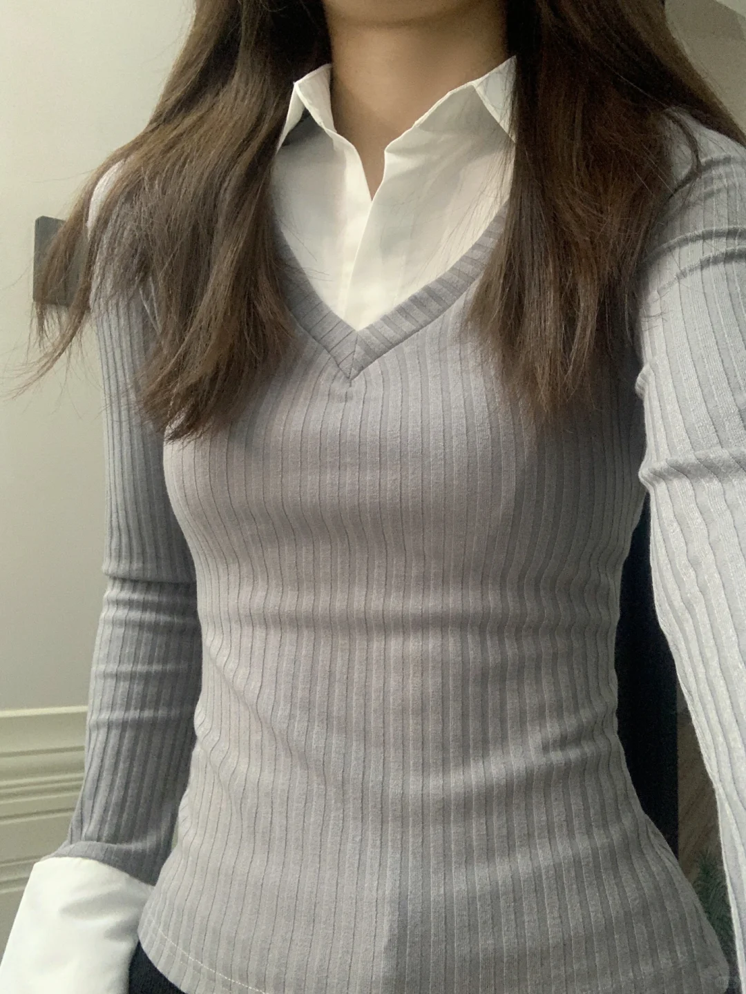 喜欢的一件灰色假两件设计上衣～