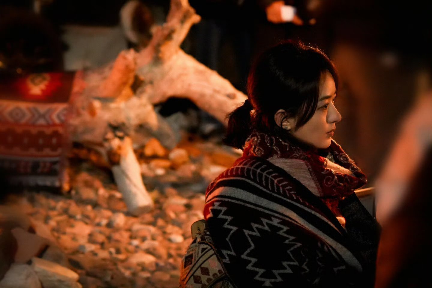 #工作室晒赵丽颖浴火之路花絮照#“征途漫漫，李红樱驻足遥望，似灿烂披身”✨，期待