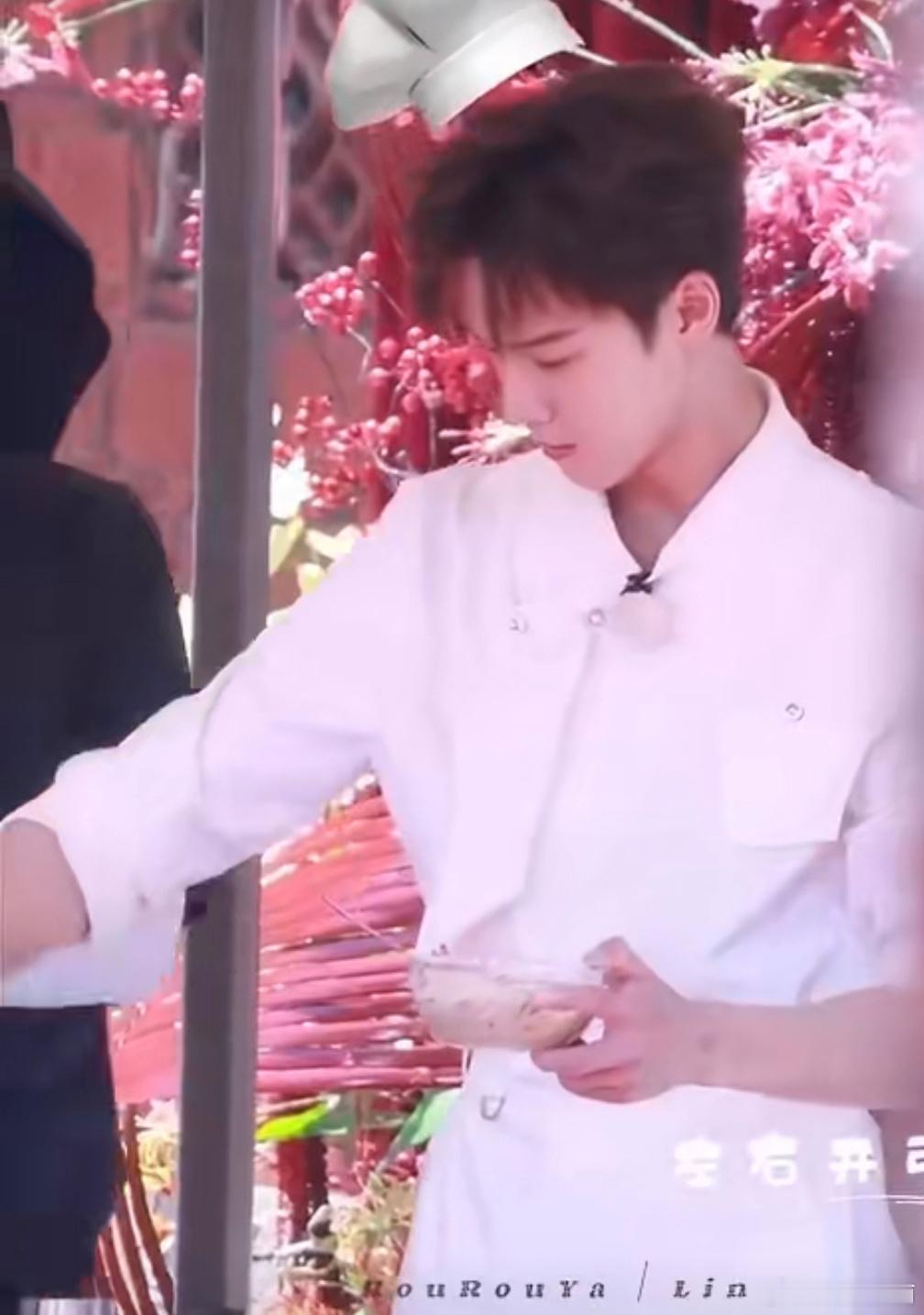 李昀锐奔跑吧做菜路透，好强的一股人夫感，认真做饭的样子好有魅力