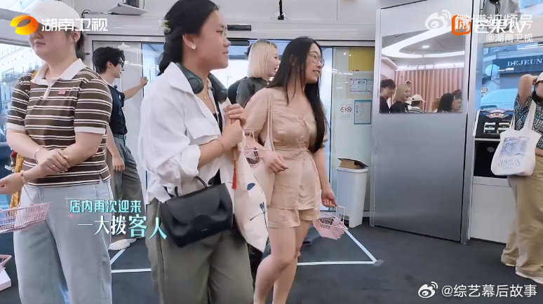 可给尚雯婕忙晕了 结束快闪的尚雯婕，一秒都没歇就往店里跑，惦记着外国客人。到店后