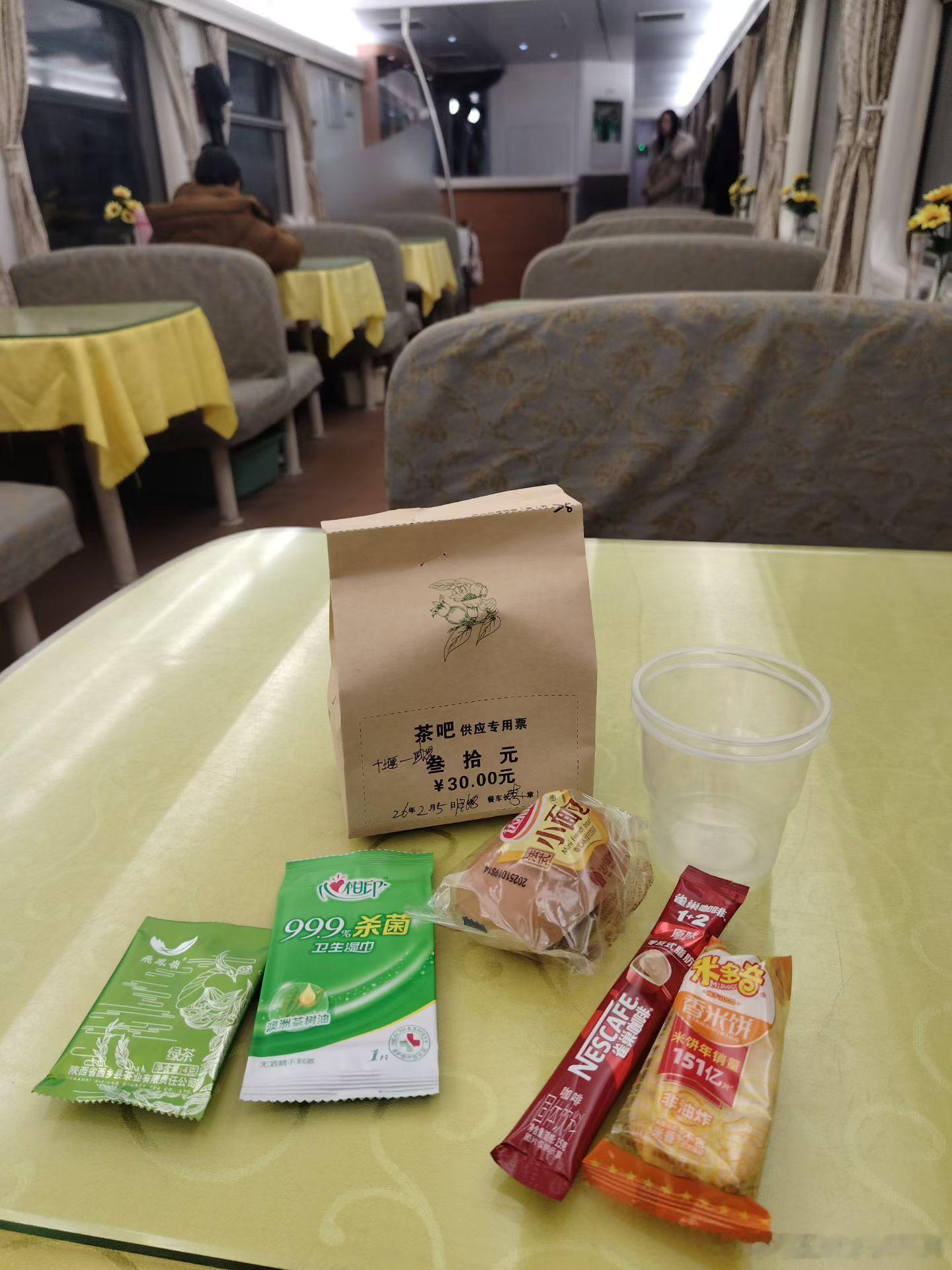 从十堰买K768硬座到武昌，花30元坐餐车茶座，趁上厕所到硬座走走，发现1号车厢