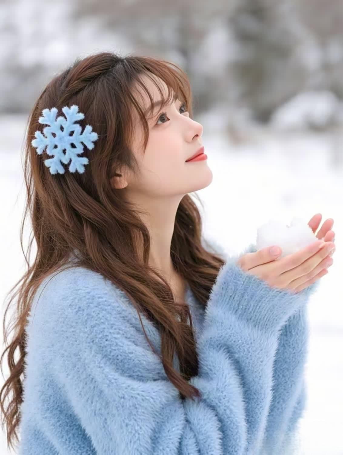 青丝飘逸过肩落，眸藏星韵溢流光。
衣随风舞遮玉骨，肤凝脂腻透微红。
足下轻盈蛮腰