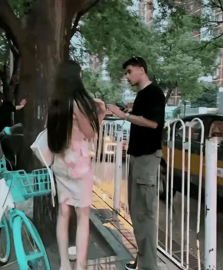 印度小伙，纠缠中国女孩要联系方式，女孩拒绝，他还死缠烂打，实在令人生厌！
印度人