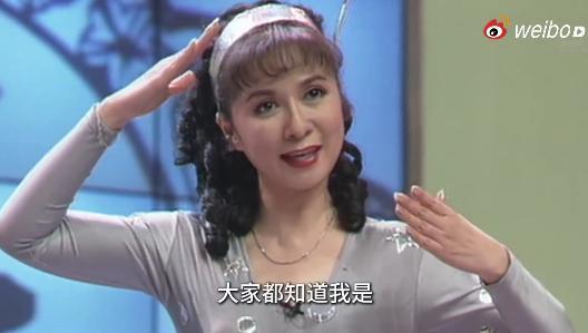 【蔡明时隔三十年再演机器人】上一次还是在1996年。 仿生机器人首次登上春晚