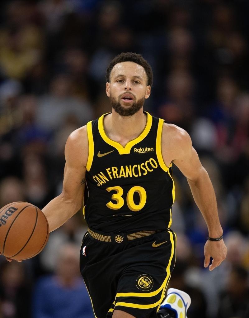 勇士主帅科尔因视角盲区，竟对拼死救球的理查德当场暴怒，事后却低头公开认错，这反差