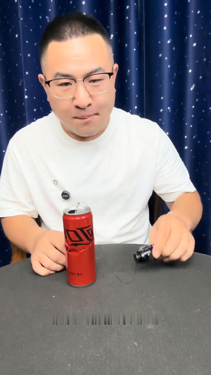 隔空取物，路人蒙圈了。
大家好，视频中的隔空吸易拉罐是如何做到的？接下来就详细的