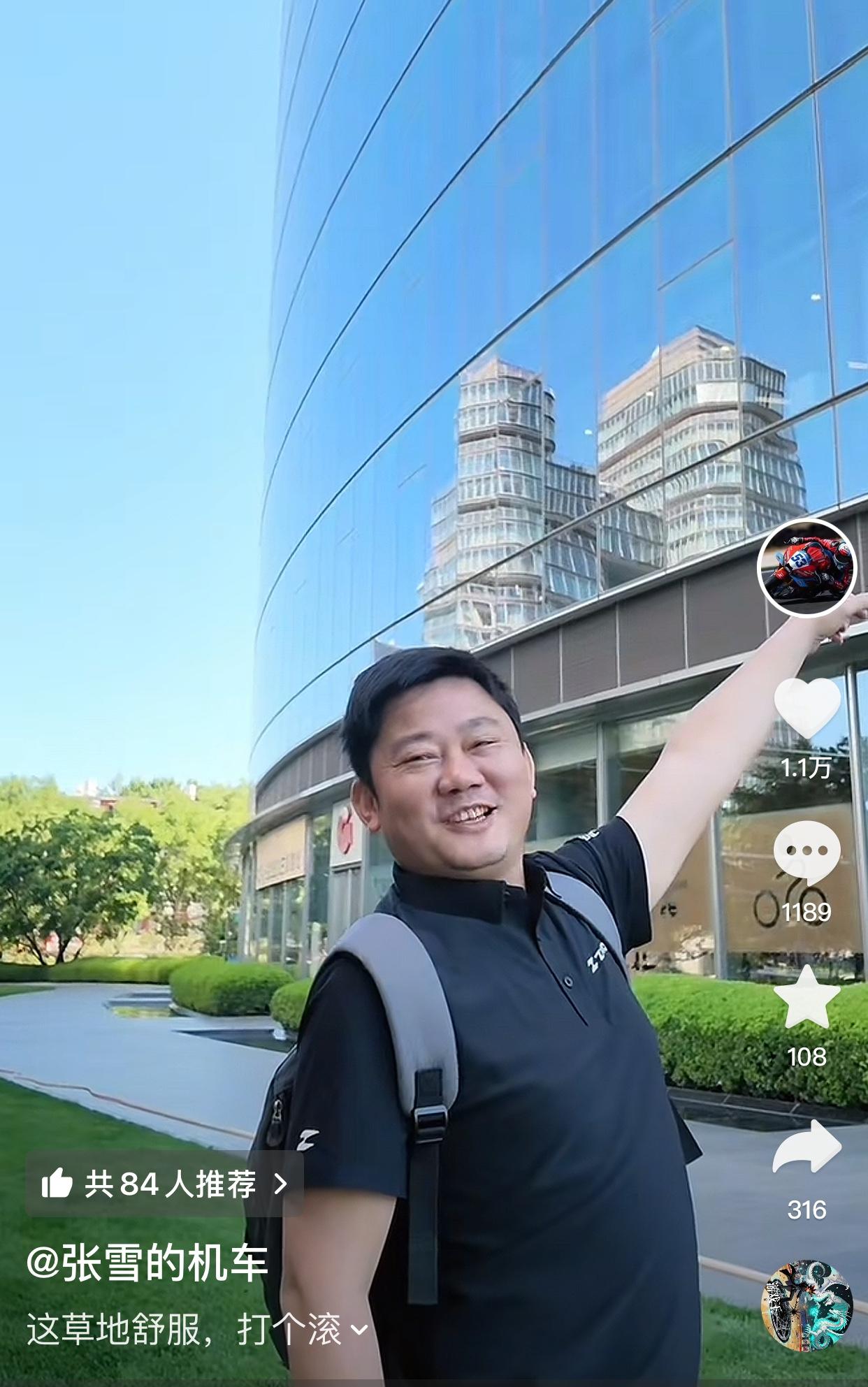 张雪今天在北京逛，还是那样搞笑，指着高楼大厦，说再画个饼[捂脸]以后挣到钱了，我