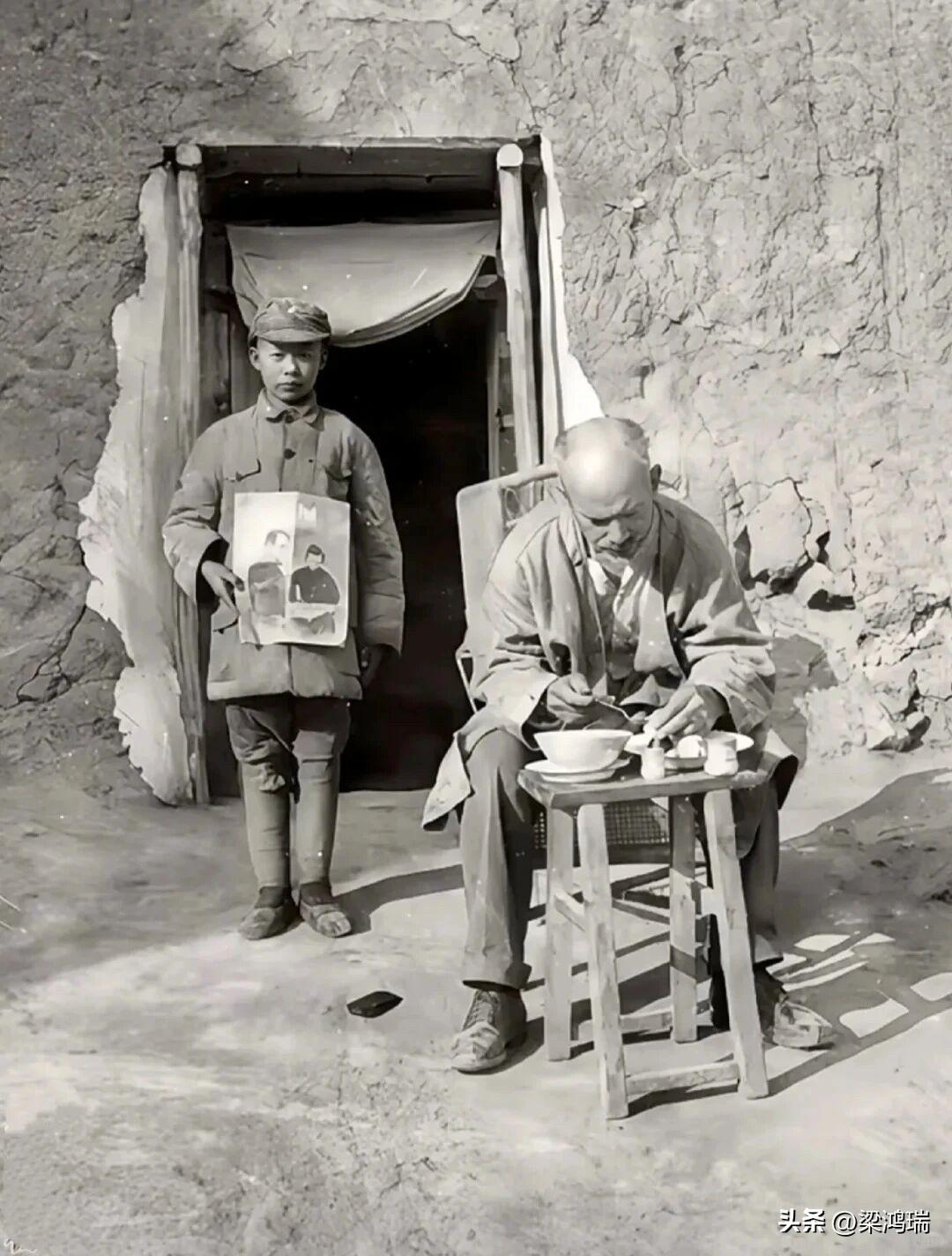 这张照片展示了著名国际主义战士、加拿大医生诺尔曼·白求恩（Norman Beth