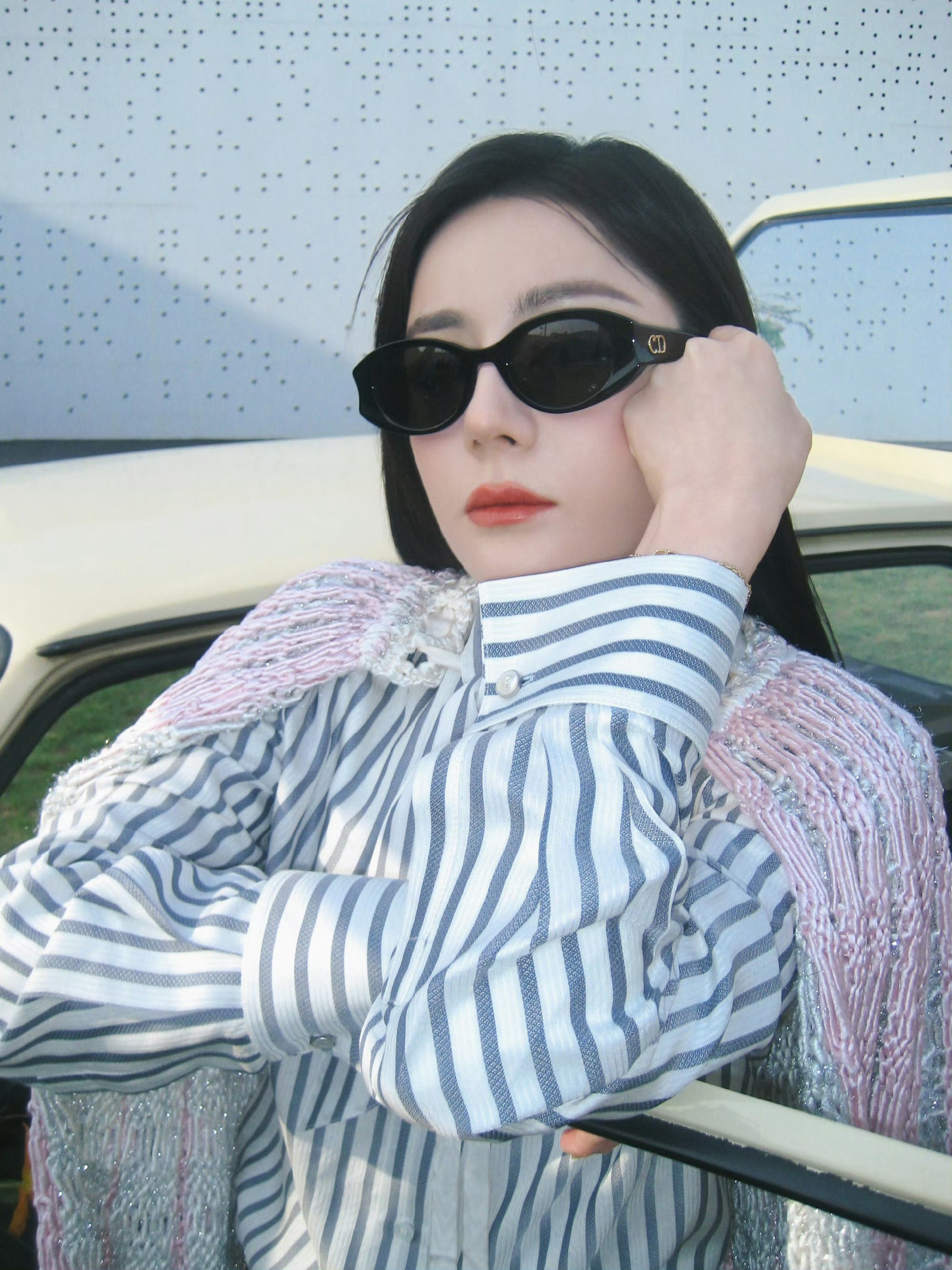 迪丽热巴专属副驾镜头定格 鲜花作伴，光影为幕。迪丽热巴解锁春日限定副驾大片，条纹