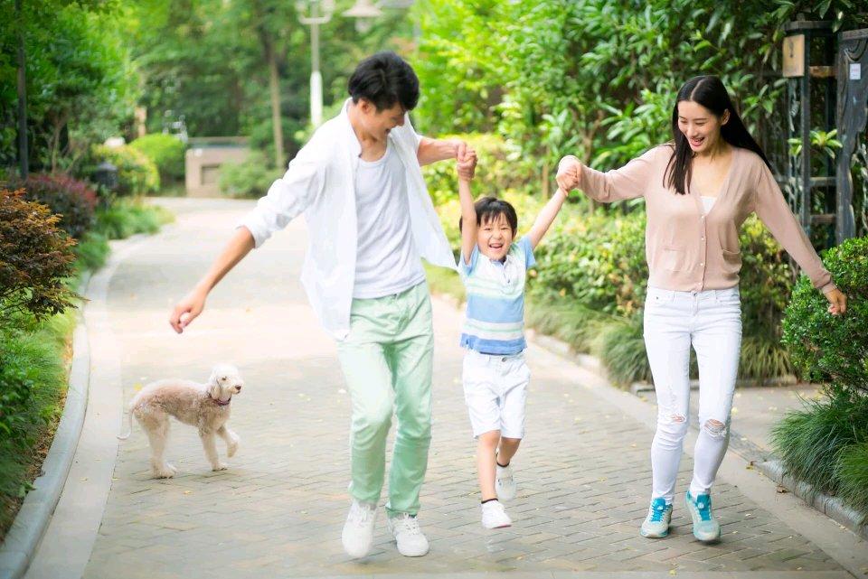 处于人生低谷，得明白几个道理。低谷是“照妖镜”，得意时朋友成群，低谷时瞬间冷清，