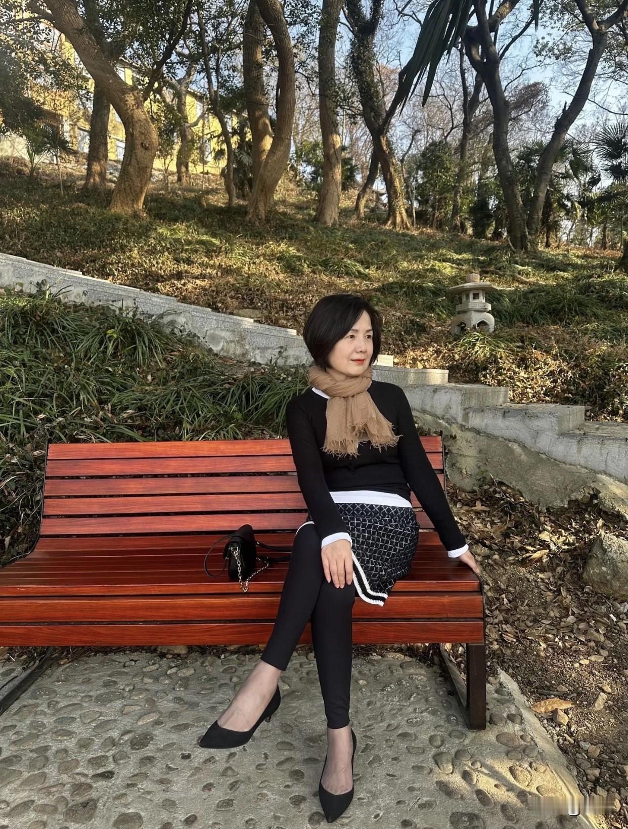 而且她们懂得尊重他人，不会强行把自己的想法加给别人。在社交场合，能照顾到每个人的