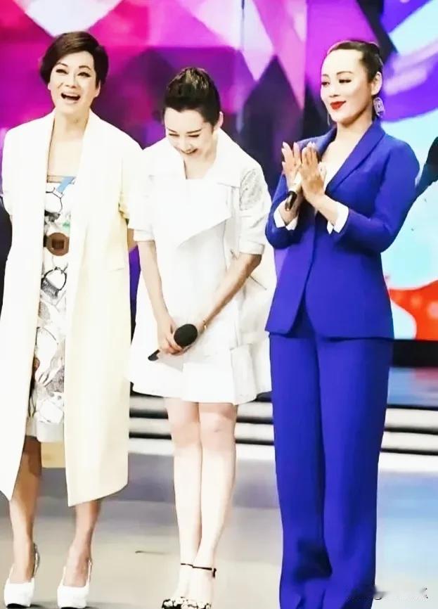 三位美女同框。毛阿敏落落大方，气质杠杠的。许晴娇俏美丽，温柔贤淑，她的这种美好多