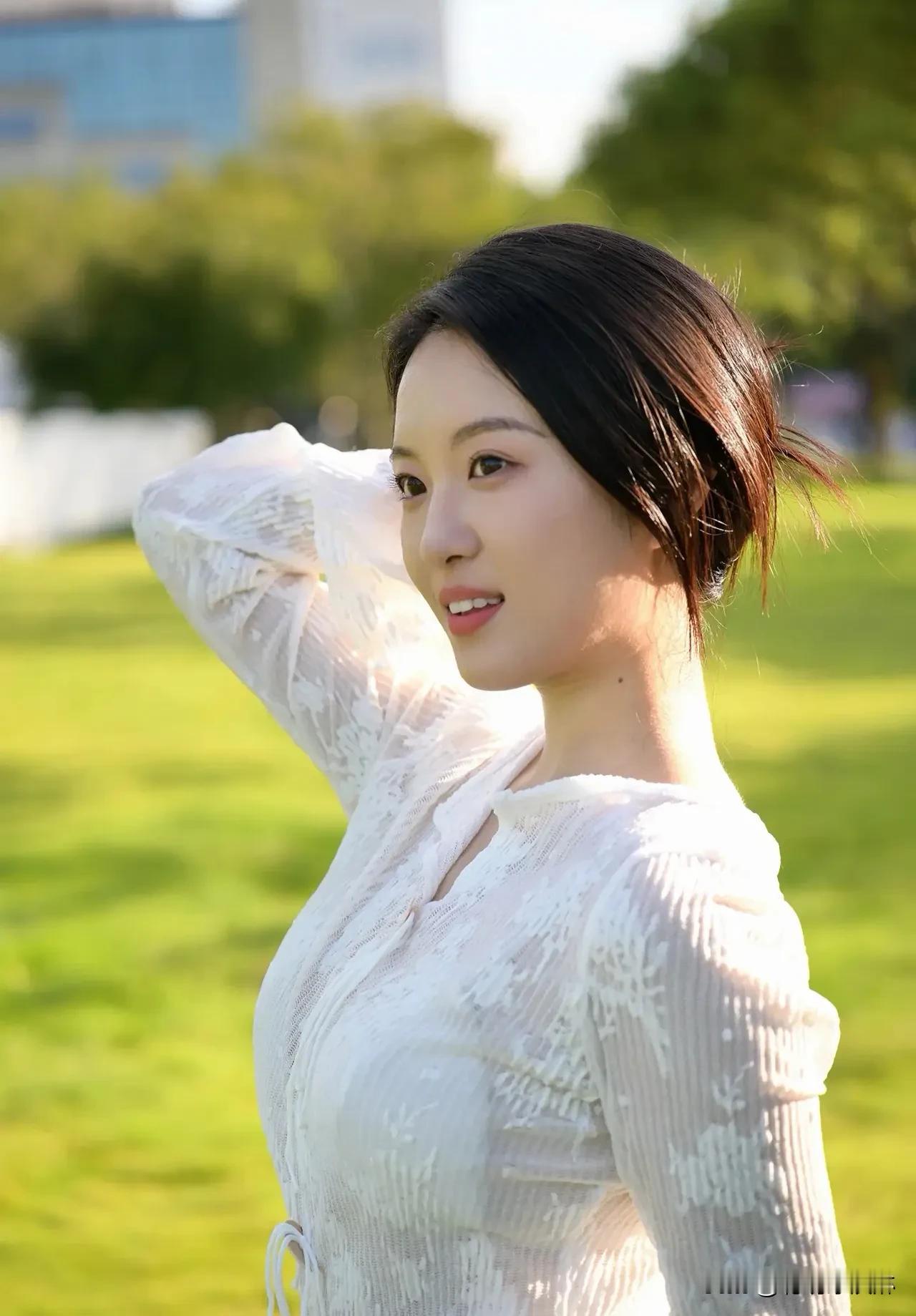 绿草地上的女孩，  
奔跑如风，笑颜如光，  
与自然共舞。  
这一刻，简单即