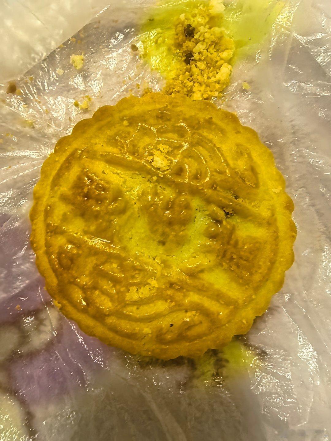 看到爱吃蛋黄莲蓉月饼的天塌了，幸亏我今天买的不是莲蓉的，买了黑芝麻馅和豆沙馅的，