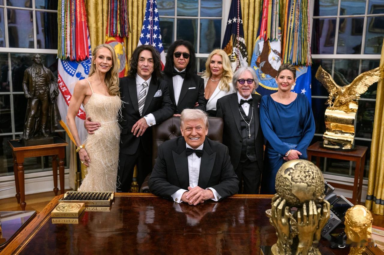 🚨快讯：
唐纳德·J·特朗普总统向2025年肯尼迪中心荣誉奖得主颁发奖章。🇺