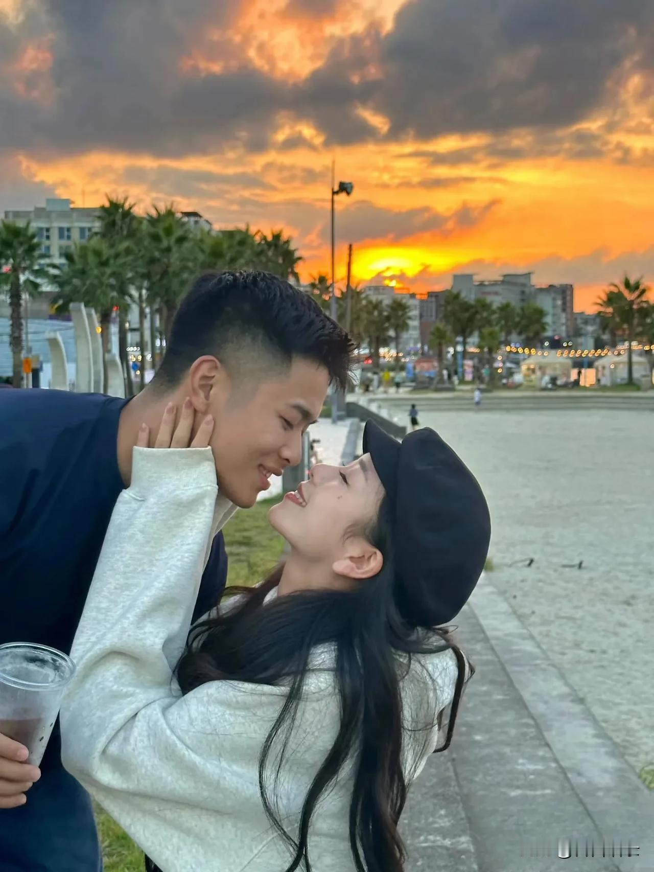 婚姻，说白了，就是两个陌生人，因为爱情，因为承诺，领了个证，成了合法的伴侣。这纸